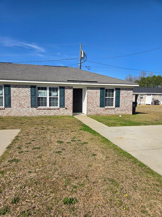 17 Coats Cir in Benson, NC - Building Photo