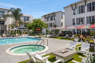 Lofts at Noho Commons in North Hollywood, CA - Foto de edificio - Building Photo