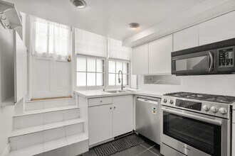 93 W Cedar St in Boston, MA - Building Photo - Building Photo