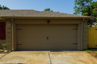 2404 SW 82nd St in Oklahoma City, OK - Building Photo - Building Photo