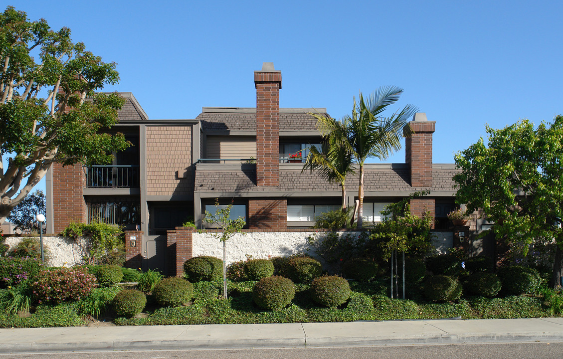 13022 Mindanao Way in Marina Del Rey, CA - Building Photo