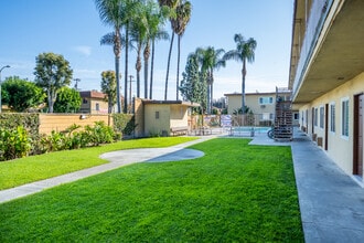 Palm Court Apartments in Buena Park, CA - Foto de edificio - Building Photo