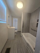 128 E 4th St in Hanford, CA - Building Photo - Building Photo