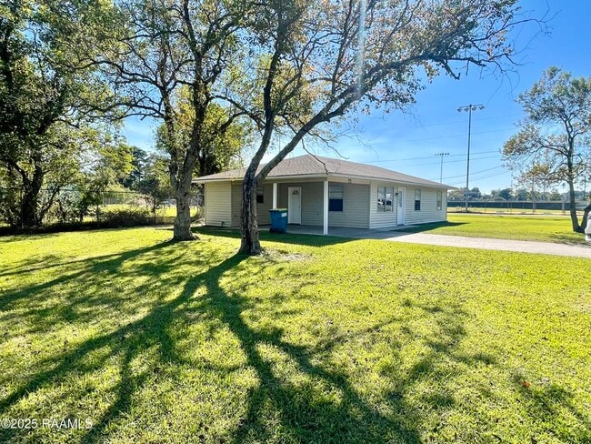 1084 Red Barn Rd in Breaux Bridge, LA - Building Photo - Building Photo