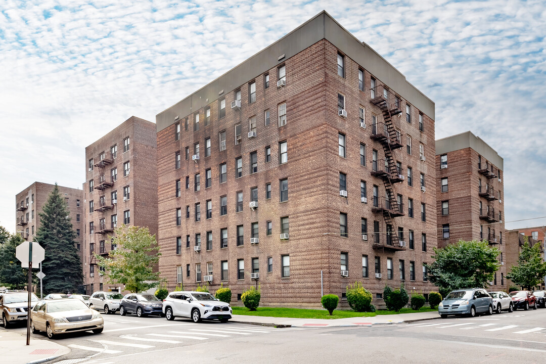 9420 66th Ave in Rego Park, NY - Building Photo