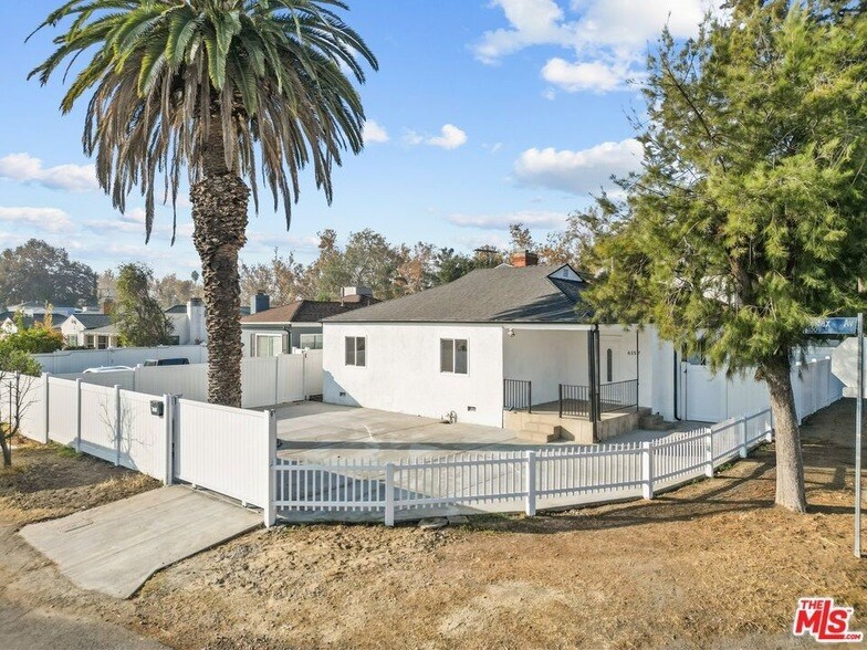 6157 Colfax Ave in Los Angeles, CA - Building Photo
