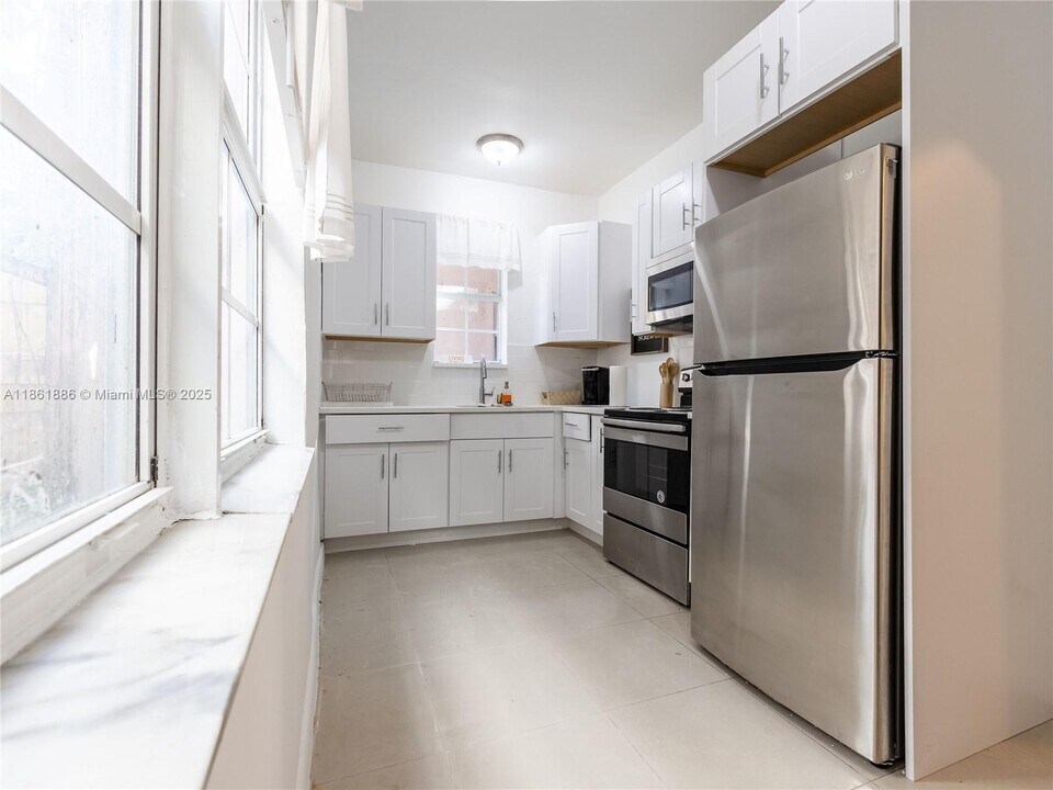 143 NE 43rd St in Miami, FL - Building Photo