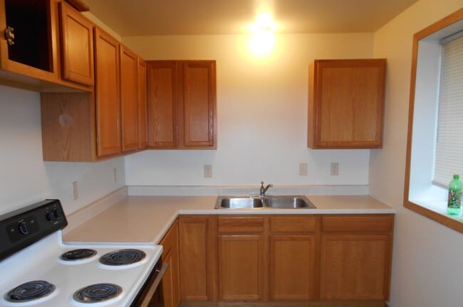 2016 Clay St, Unit Up in Cedar Falls, IA - Building Photo - Building Photo