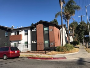 Park Place at Saticoy in Van Nuys, CA - Foto de edificio - Building Photo