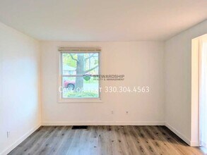 372 Oak Mnr Ave NE in Massillon, OH - Building Photo - Building Photo