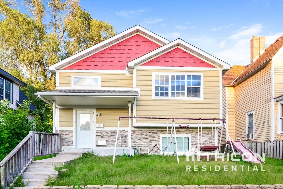 141 4th Ave S in South St. Paul, MN - Building Photo