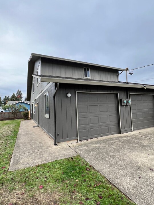 505 Clairmont Dr in Eugene, OR - Foto de edificio