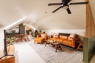 824 5th St NE, Unit Attic Loft in Minneapolis, MN - Building Photo - Building Photo