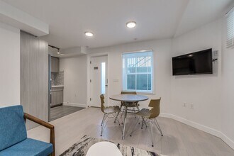 1429 Haro St in Vancouver, BC - Building Photo - Building Photo