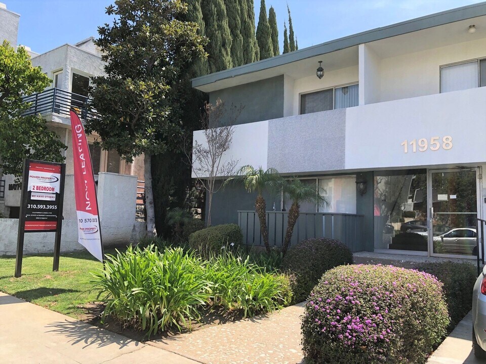 11958 Mayfield Ave in Los Angeles, CA - Building Photo