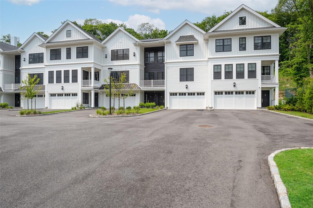 133 Spring Rd in Huntington, NY - Building Photo