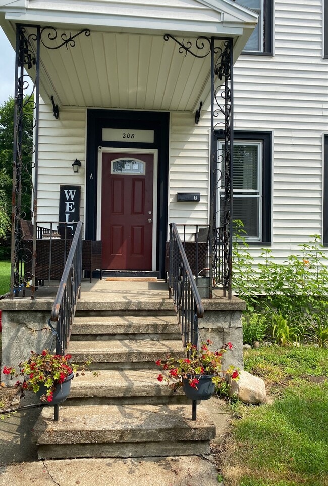 208 Warren St, Unit A in Glens Falls, NY - Foto de edificio - Building Photo
