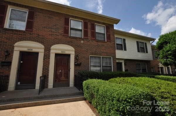 property at 4624 Old Lantern Way