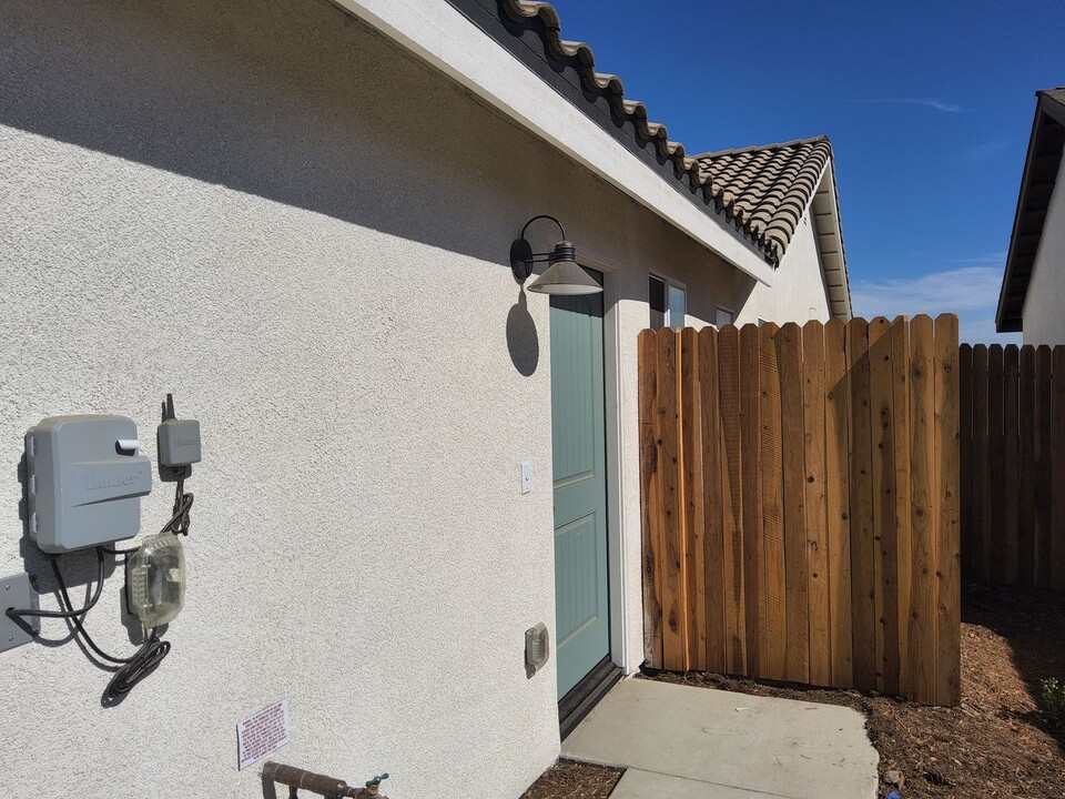 7319 Millers Pt Ln in Bakersfield, CA - Building Photo