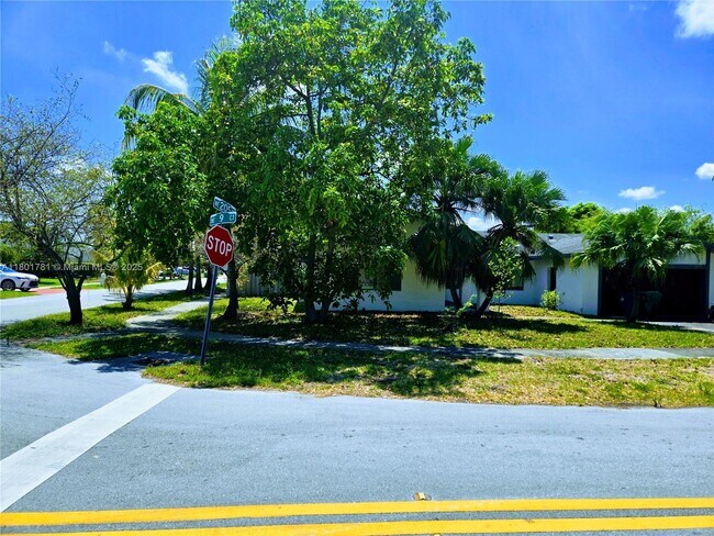 20504 NE 9th Ct in Miami, FL - Building Photo - Building Photo