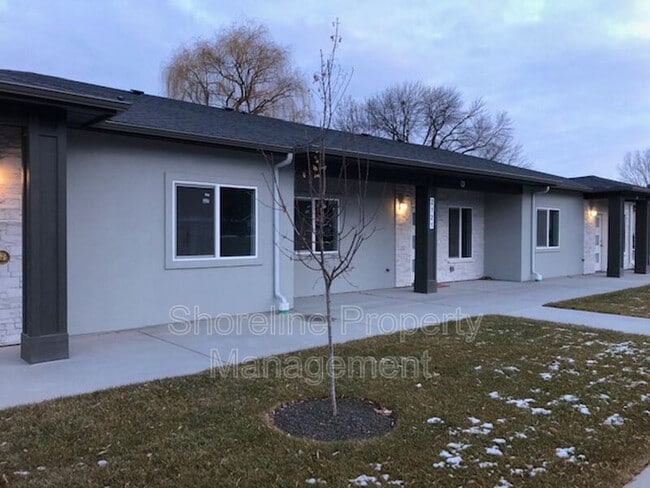 2121 S Montana Ave in Caldwell, ID - Foto de edificio - Building Photo