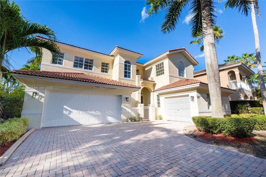 11213 NW 71st Terrace in Doral, FL - Building Photo