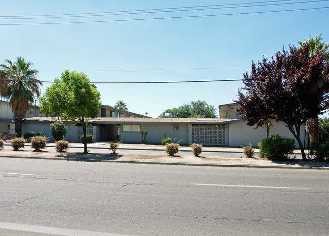 4672 E Shields Ave in Fresno, CA - Foto de edificio - Building Photo