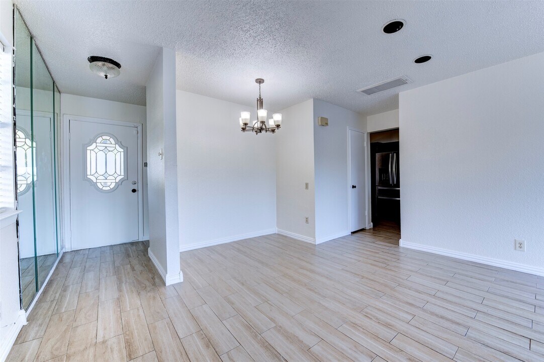 2137 Casa Rio Cir in Dickinson, TX - Foto de edificio