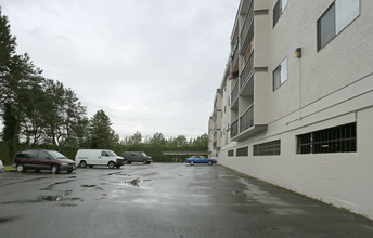 Oakdale Apartments in Langley, BC - Building Photo - Building Photo