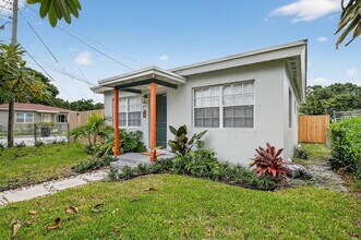 549 21st St in West Palm Beach, FL - Foto de edificio - Building Photo