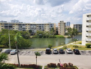 3020 Marcos Dr, Unit #S409 in Aventura, FL - Building Photo - Building Photo