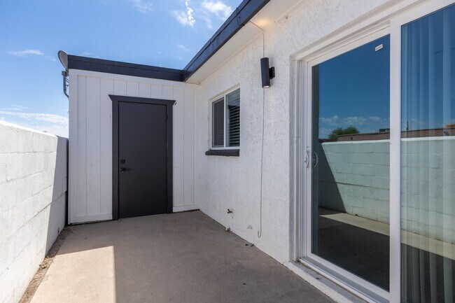 Edge @ Westgate in Glendale, AZ - Building Photo - Interior Photo