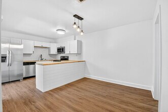 198 Lake Arbor Dr in Palm Springs, FL - Building Photo - Building Photo