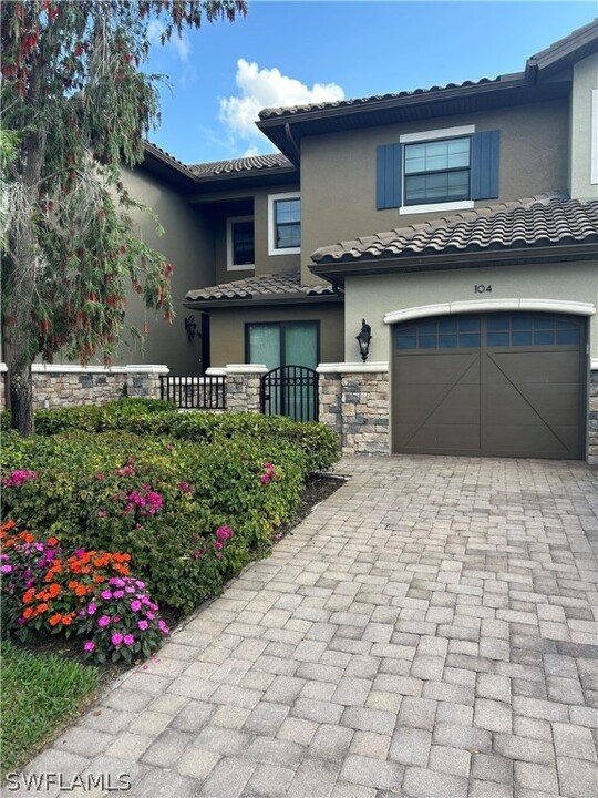 8756 Bellano Ct in Naples, FL - Building Photo