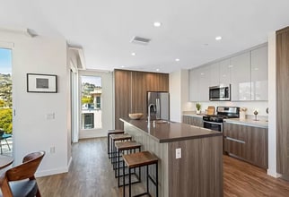 716 N Sweetzer Ave, Unit 407 in Los Angeles, CA - Building Photo - Building Photo