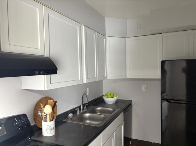 Lakeshore Place in Dayton, OH - Building Photo - Building Photo