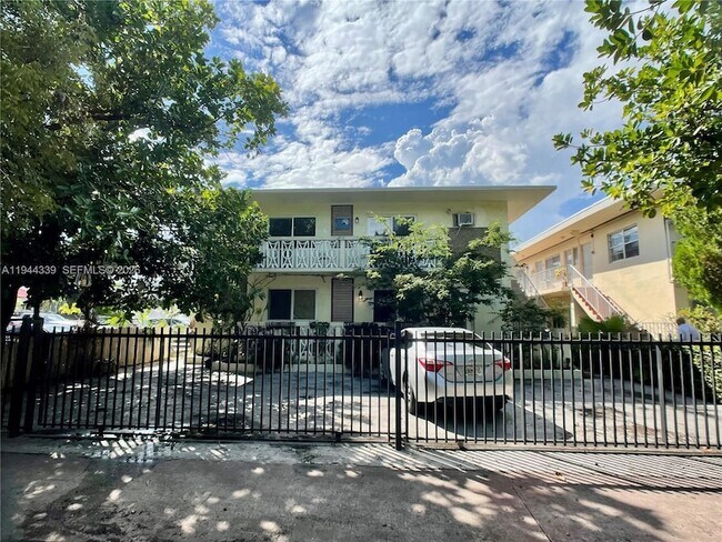 626 Meridian Ave, Unit 9 in Miami Beach, FL - Foto de edificio - Building Photo