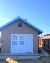 117 W Robertson Rd in Ridgecrest, CA - Building Photo