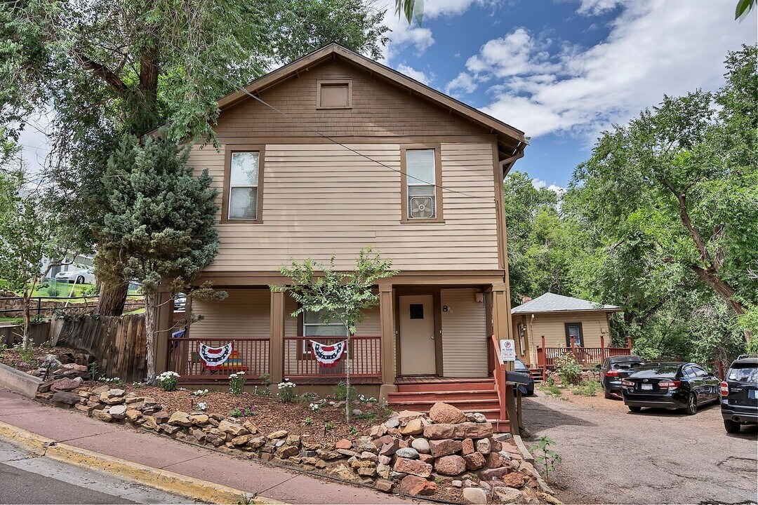 6 Navajo Ave in Manitou Springs, CO - Building Photo