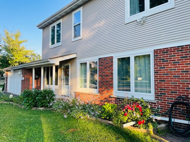 property at 43 E Armitage Ave