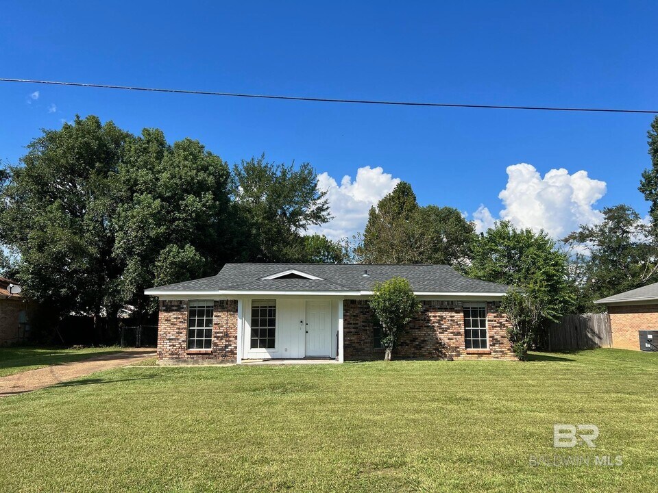 67 Grimes Ln in Loxley, AL - Building Photo
