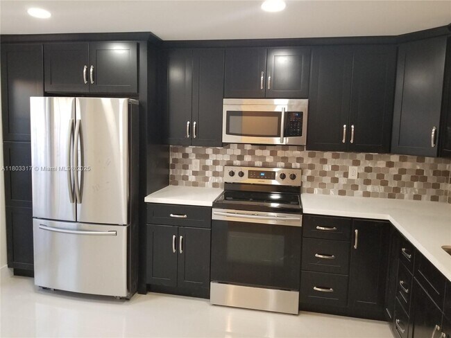 907 NE 27th Ave in Hallandale Beach, FL - Building Photo - Building Photo