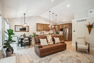 6195 Hilltop Ct in Bath, MI - Foto de edificio - Building Photo