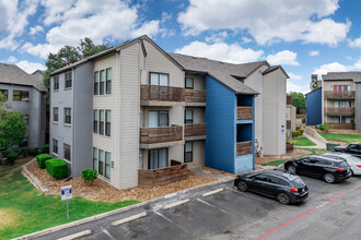 Indigo Apartments in San Antonio, TX - Foto de edificio - Building Photo