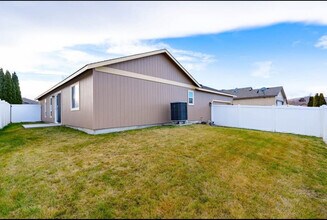 544 Cherokee St in Richland, WA - Building Photo - Building Photo