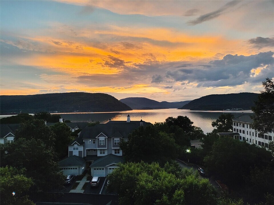 322 Highridge Ct in Peekskill, NY - Building Photo
