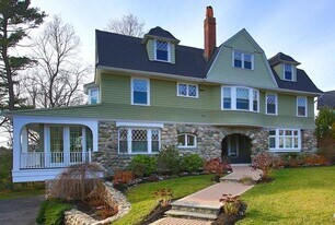 460 Heath St, Unit 1 in Chestnut Hill, MA - Building Photo