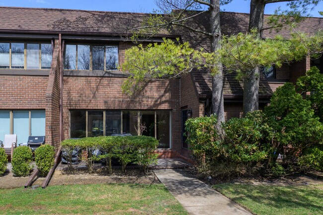 41 Chestnut Hill in Roslyn, NY - Building Photo - Building Photo