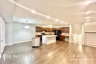 Elegant 4-Bed 2.5-Bath Townhouse with 2,00 in London, ON - Building Photo - Building Photo