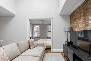 110 Bedford St, Unit 2C in New York, NY - Building Photo